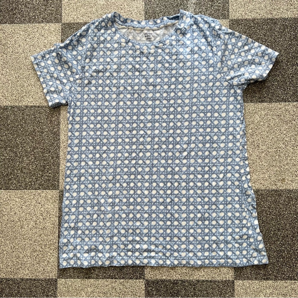 ❤️3/$15 Crown & Ivy Light Blue Short Sleeve Patterned Tee- Size L - Picture 2 of 7